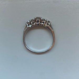 Diamond Ring 5 diamonds white gold